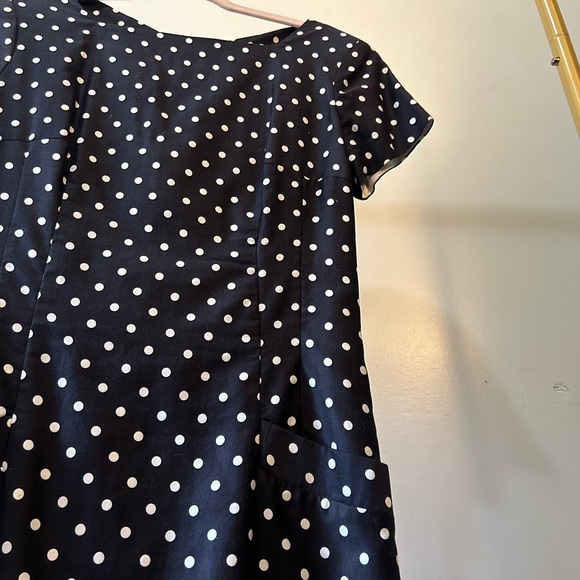 Classic dress with a cutout buttoned back. Below the knee - Picture 3 of 4